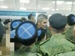 Ученики кадетки в Ставрополе с овациями встретили учителя  после скандала с плетью