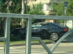 Черная «Ауди» влетела в дерево на перекрестке в центре Ставрополя