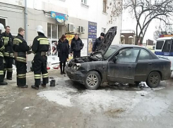 В центре Ставрополя горел припаркованный возле магазина автомобиль