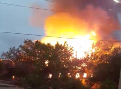 Огромное пламя охватило здание общежития на севере Буденновска 