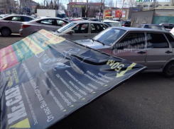 Штормовой ветер повалил баннер с металлическим каркасом на автомобиль в Ставрополе