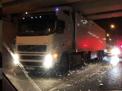 Огромная фура оказалась «прижата» мостом на Ставрополье 