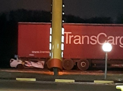 На Ставрополье таксист на скорости залетел под грузовик