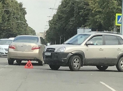 Авария «легковушки» и внедорожника на перекрестке парализовала две полосы на юго-западе Ставрополя