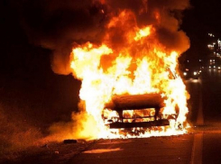 Перевернувшийся автомобиль сгорел полностью на дороге Ставрополья