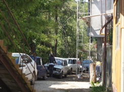 Паркуюсь, как хочу: строители загородили проезд во двор жилого дома в Кисловодске