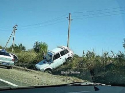 «Нива» вылетела с трассы и угодила в кювет под Ставрополем 