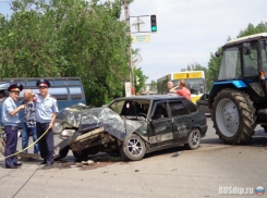 На КМВ трактор серьёзно повредил легковушку  