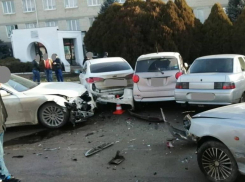 В аварии с участием пяти автомобилей в Ставрополе пострадала женщина