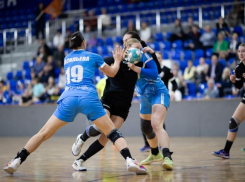 «Что-то получается, но реализация подводит»: гандболистки «Ставрополья» уступили волжским фаворитам