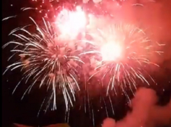 Яркий салют на закрытии фестиваля «Студенческой весны» попал на видео в Ставрополе 