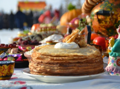Блины, прыжки через костер и сожжение чучела: что принято делать на Масленицу
