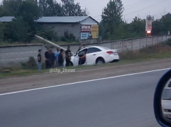 Иномарка «вылетела» с дороги и врезалась в столб под Ставрополем 