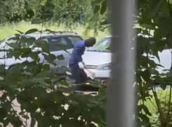 Неадекват в балаклаве с топором громил машины и отправился в психушку в Ставрополе