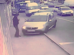 Появилось видео комичного столкновения девушки за рулем «Рено» со столбом в Ставрополе