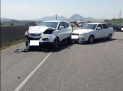 Сразу 10 автомобилей побились в серьезной аварии на трассе под Минводами из-за густых клубов дыма от пожаров и попали на видео