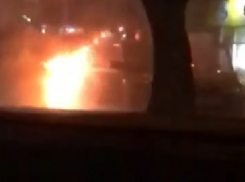 Автомобиль сгорел посреди улицы после взрыва газового баллона в Ставрополе, - очевидцы