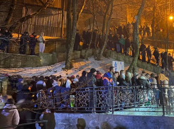 Огромные очереди желающих окунуться выстроились у святого источника в Ставрополе