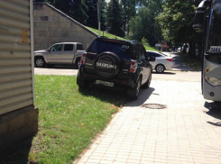 Паркуюсь, как хочу: автомобиль с номерами «ААА» и автобус устроили стоянку на газоне около ДК 