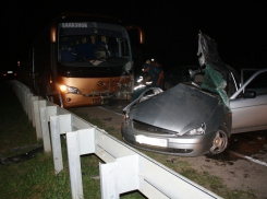 Легковушка въехала в грузовик на Ставрополье: пострадали трое