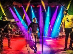 На концерте «Би-2»  в Кисловодске солист вышел на сцену с тростью