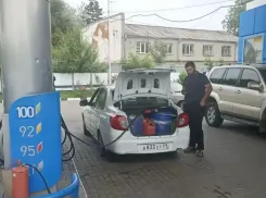 На АЗС в Пятигорске разрешили заправку в канистры сверх нормы: начата проверка