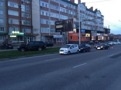   Неопытная девушка-водитель на элитной иномарке устроила ДТП с четырьмя авто в Ставрополе
