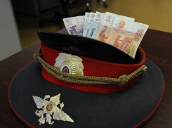 Водитель попытался передать сотруднику ГИБДД 800 тысяч рублей