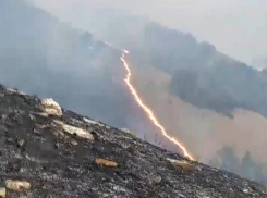 На горе Юца Предгорного округа продолжает распространяться пламя 