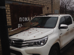 Кусок стены из-за ветра обрушился на дорогую иномарку в Ставрополе