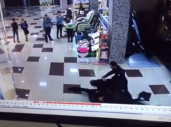 В Пятигорске посетитель ТЦ «Вершина Plaza» ударил ножом охранника, пытаясь защитить друга