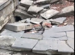 Разбитая и заваленная мусором лестница попала на видео в Кисловодске
