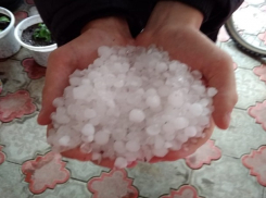 «Пробило пластиковый навес»: появились новые фото и видео града на Ставрополье 