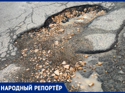 Яма на юге Ставрополя разрушает машины автолюбителей