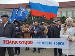 Более тысячи жителей вышли на площадь Светлограда с лозунгами за сохранение села