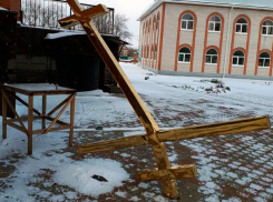 Сильный ветер сорвал крест с храма на Ставрополье