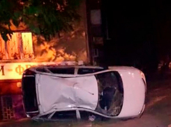 «Калина» кувырками вылетела с дороги и рухнула возле многоэтажки в Пятигорске