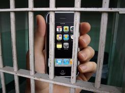 Сотрудник кочубеевской ИК-1 за взятки снабжал заключённых мобильниками