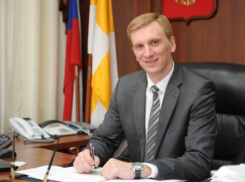 Глава Ессентуков Александр Некристов заработал за 2021 год в 7 раз меньше своей жены