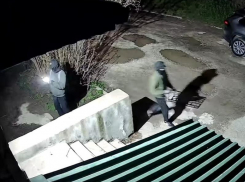 Камеры в Кисловодске засекли неизвестных за нанесением надписей с рекламой запрещенных веществ 