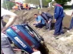 Видео провалившегося в траншею ВАЗ-2110 обсуждают в Ставрополе 