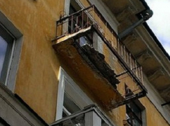 На одной из улиц Кисловодска прямо на человека рухнул балкон