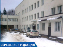 «Нас не пустили на машине в детскую краевую больницу и нам пришлось идти по скользкому льду», - жительница Черкесска 