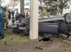 Автомобиль перевернулся в центре Ставрополя: заядлая нарушительница ПДД стала виновницей серьезной аварии