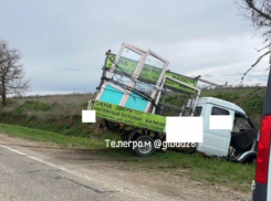 Из-за лобового столкновения ГАЗели с фурой в Будённовском округе погиб один из водителей