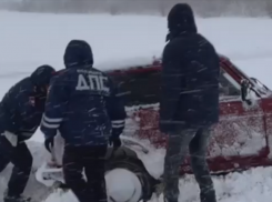 ДТП, обрыв коммуникаций, закрытие дорог и снежные ловушки: снегопад натворил на Ставрополье немало бед