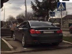 Пределом хамства назвали парковку иномарки жители Пятигорска