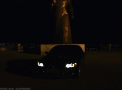 Владельца «БМВ» накажут за фотосессию у памятника Солдату сотрудники Госавтоинспекции в Ставрополе