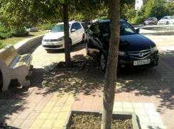 Служебная машина главы Октябрьского района участвовала в стихийной парковке нарушителей