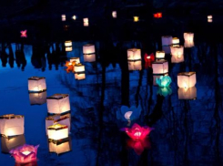 Скандал из-за отмены администрацией Фестиваля водных фонариков разразился в сети